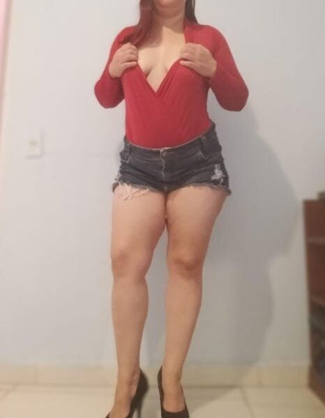 Olá, queridos, é um prazer recebê-los aqui. Tenho 31 anos. Sou uma mulher carinhosa e discreta, com um bumbum grande, pele branca e seios médios. Durante nosso encontro, ofereço uma massagem relaxante, sexo oral sem preservativo desde que esteja limpo, sexo vaginal em várias posições, recebo sexo oral e beijo na boca, desde que haja higiene adequada. Permito a finalização no rosto, seios ou nas nádegas, se assim desejarem. No entanto, não faço sexo anal, por favor, não insista. Realizo fetiches como crossdressing, sendo ativa com acessório e adoração aos pés. Tenho uma participação ativa e também possuo acessórios manuais. É importante lembrar aos clientes que não realizo sexo anal, não permito ejaculação na boca e não permito tocar em partes íntimas sem preservativo. Garanto que não irão se arrepender. Meu espaço é discreto e trabalho apenas com agendamento prévio através do WhatsApp. O período mínimo de atendimento é de 1 hora. Beijos!Horário de atendimento: Segunda a sexta, das 10:00 às 19:00 horasCachê: R$ 200,00 – 1 hora.